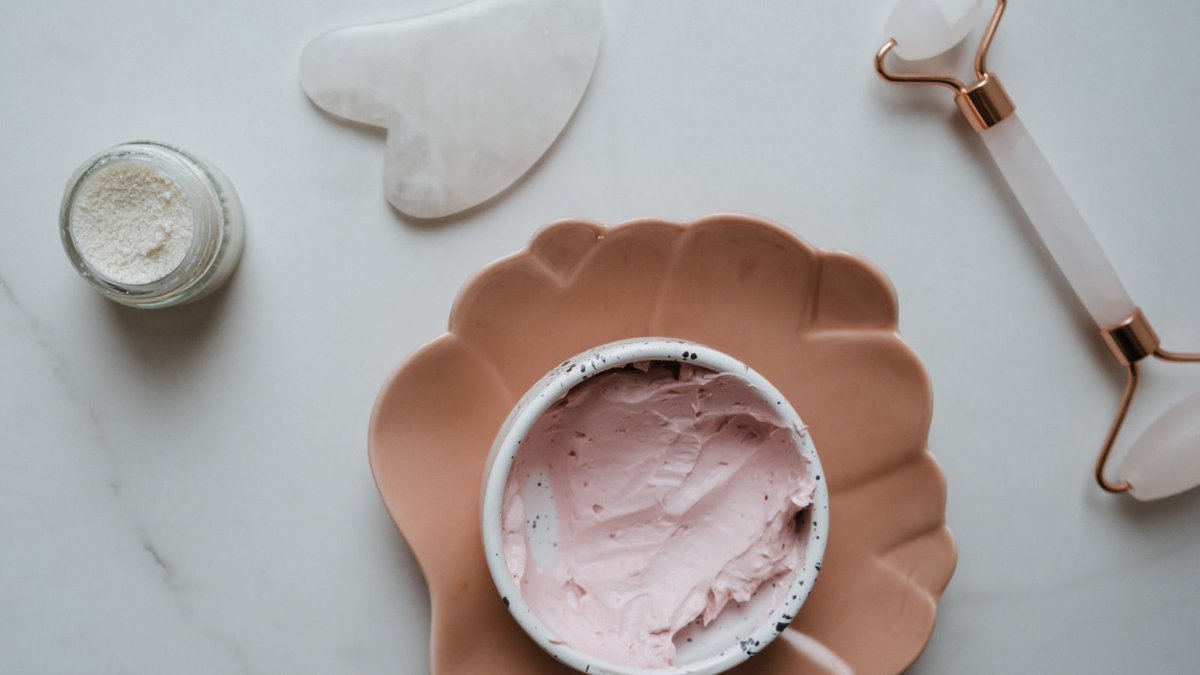 The chilly winter weather can wreak havoc on your skin, thankfully we have some great local SnoCo businesses who are looking out for you! Check them out here: ow.ly/M44f50CToiw #SupportSnoCo