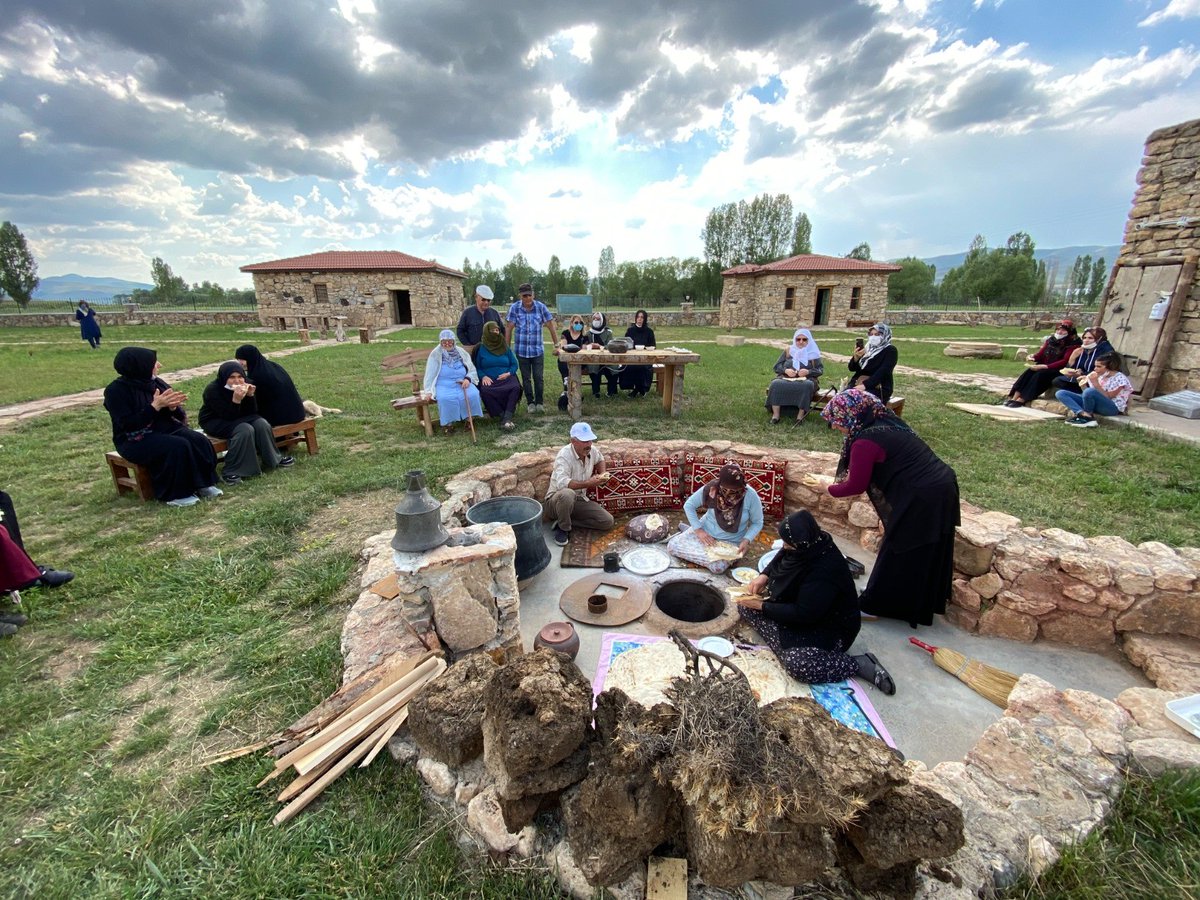 hicabi_drms's tweet photo. Kaybolmaya yüz tutmuş değerlerimizi gün yüzüne çıkararak yeniden yaşama kazandıran, geleceğe aktaran ve tarihi miras ile buluşturan bir mekan olan "Kenan YAVUZ Etnografya Müzesi" European Museum of the Year Award/EMYA yarışmasında 2021 yılı finalisti olmasından gurur duyduk.. https://t.co/b7tRynUofb