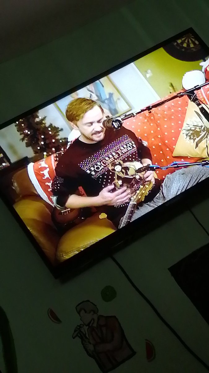 Luzvila11's tweet photo. I love u so much💚💚💚 #TFHomePartyGiveaway @TomFelton https://t.co/KS61jiH6MI
