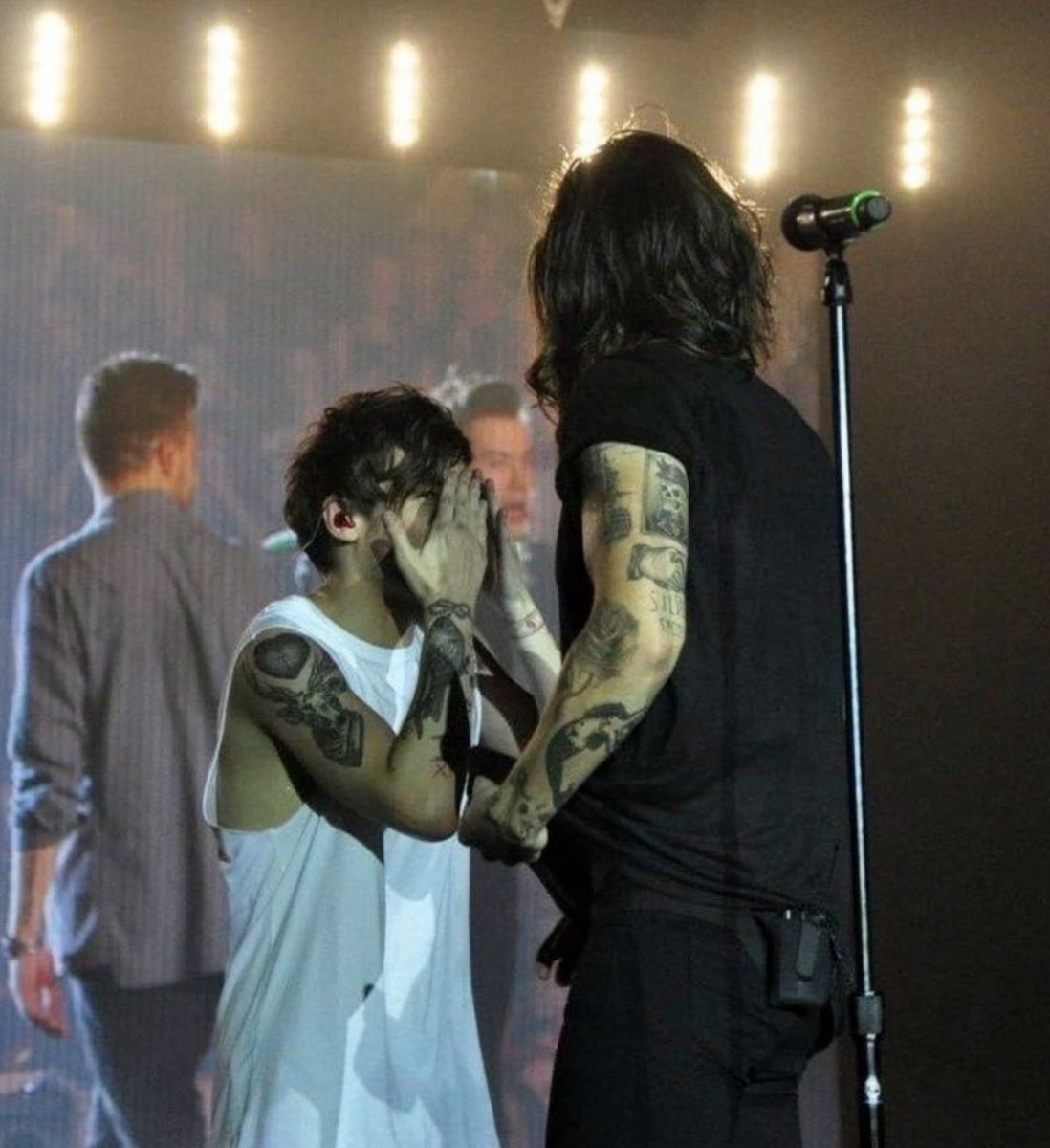 Iouipeaky's tweet photo. abro hilo de pruebas larry pero sacando y dejando de lado larry fetus https://t.co/wJddrp99qH