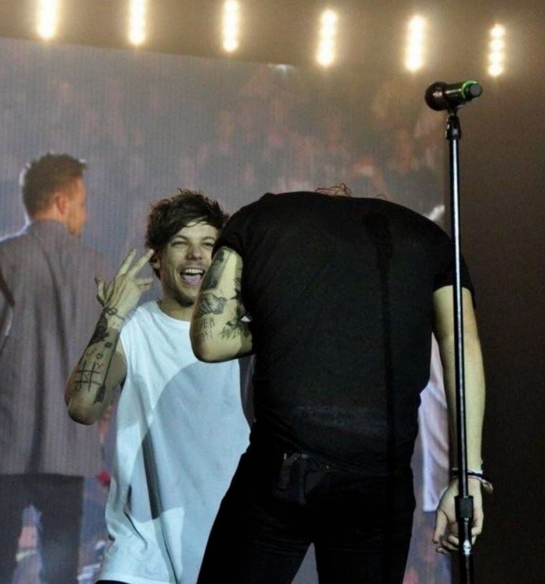 Iouipeaky's tweet photo. abro hilo de pruebas larry pero sacando y dejando de lado larry fetus https://t.co/wJddrp99qH