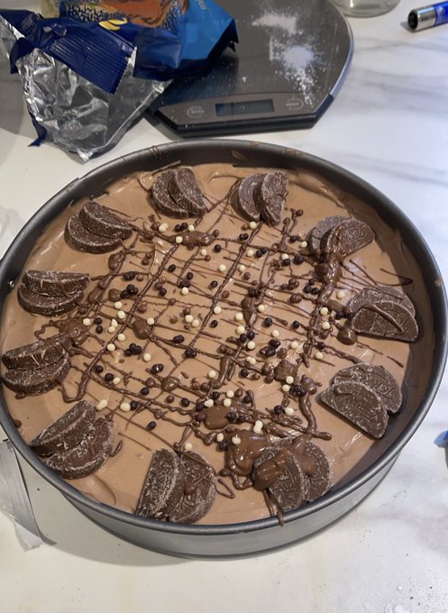 I just wanted to flex the Terry&rsquo;s chocolate orange cheesecake I made https://t.co/qekTk4i0qE