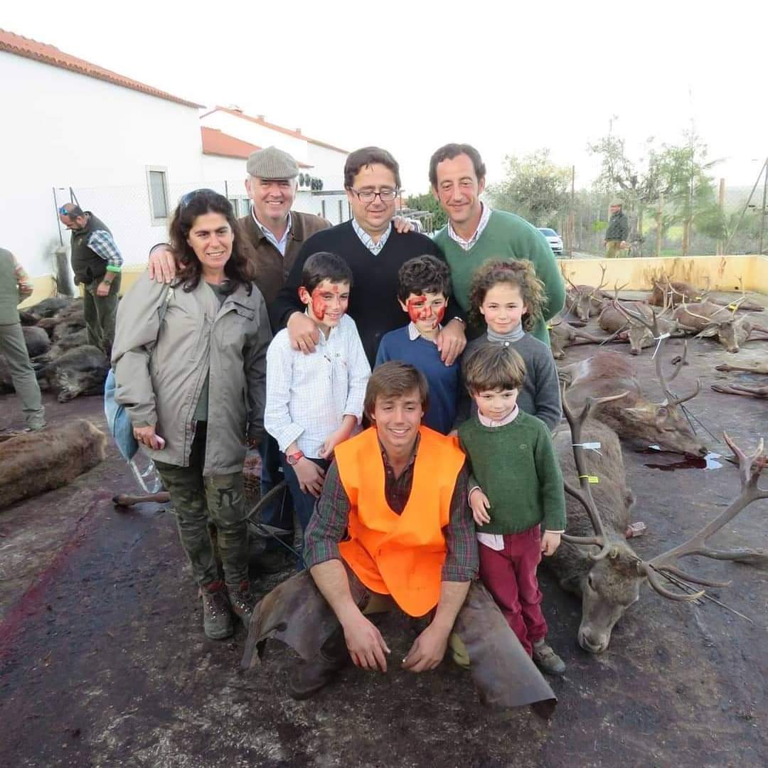 ruben_prz's tweet photo. ¿Niñ@s con sangre en su cara es educativo? 😳

Algunas de las imágenes de las que presumen los bárbaros de la montería de #Azambuja.

Las autoridades portuguesas deben poner fin a esto 👇🏼 https://t.co/dcnqHJQABa