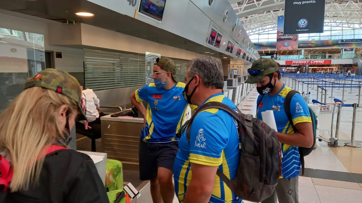 #Dakar2021 <a href="/patosilvasport/">Pato Silva</a>, <a href="/SantiagoHansen/">Santiago Hansen</a>, <a href="/LBenavides77/">Luciano Benavides</a> y <a href="/totocarrizo269/">Toto</a> cumpliendo con el chek in para el vuelo LH511 de Lufthansa, BsAs - Francfurt para luego ir a Praga y allí subirse finalmente a un charter que los lleve a #ArabiaSaudita.