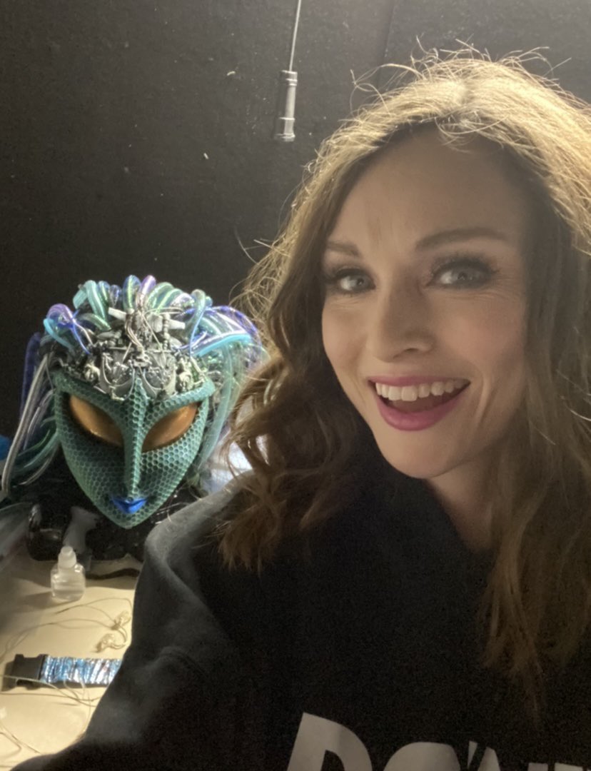 SophieEB's tweet image. Yes so as most of you guessed 😂 it was me &amp;amp; she in #themaskedsinger 👽 Even my one year old pointed at the telly and shouted ‘mummy!’ when I started singing in the alien suit! Anyhoo a fun and trippy way to spend a few days and enjoy the rest of the show- no idea who anyone is!