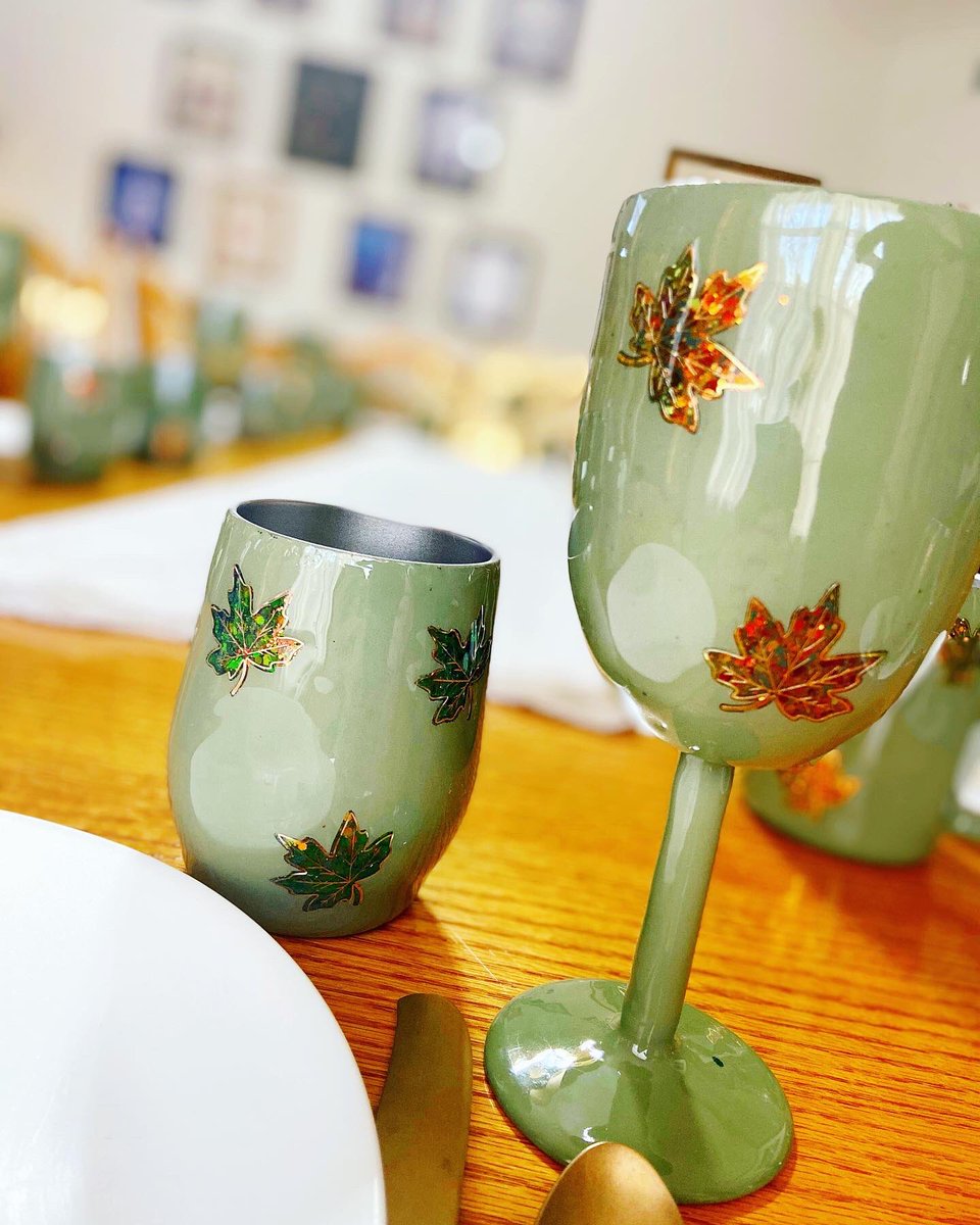 CheysCups's tweet photo. A full table set? Yes! 

36 cups later and it’s so beautiful🤩

I hope everyone had a Merry Christmas and enjoyed lots of good food❤️

#cheyscups #tumblercups #customepoxytumblers #epoxytumblers #customcups #thanksgivingcups #customtablesets #fallvibes #dinningtable https://t.co/oXF6GKZxkr