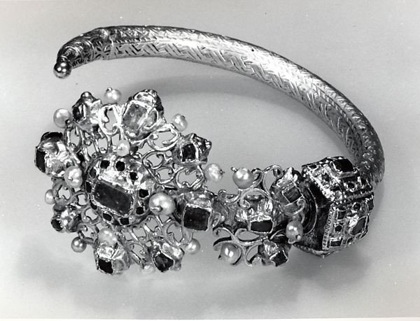 10 - Ear Ornament "khoras kbach" (rams horns) or "khoras amara" (very ornate rings) (18th–mid-20th century, city: Fez, Tetouan or Tangiers) (link:  https://www.metmuseum.org/art/collection/search/451812)