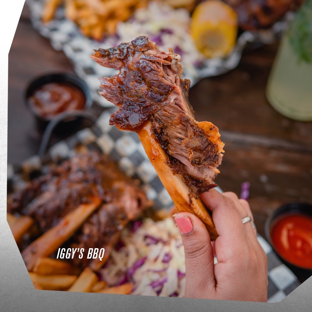 Comerahora's tweet photo. @iggys_bbq 

Probamos Baby Back Ribs y la Costilla de Res ambas deliciosas, acompañadas de papas fritas, ensalada de col, con su respectivo elotito; y de beber una sangría o mojito. 

#comerahora #comerbien #foodninja #comfortfood #bajacraft #ensenada #bajafood https://t.co/mViY2Jr9aG
