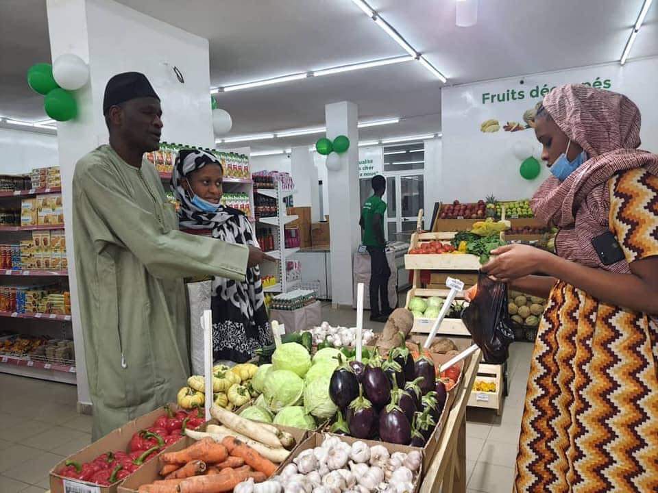SenchanTouba's tweet photo. Le ministre Thierno LÔ PCA de SEN TER faisant ses courses avec sa famille à SENCHAN.

Merci pour votre visite Mr le Ministre 🙏🏽

Senchan autant plus !
Bu gënul du yées !
#Senchan https://t.co/5Vm7n7edbk