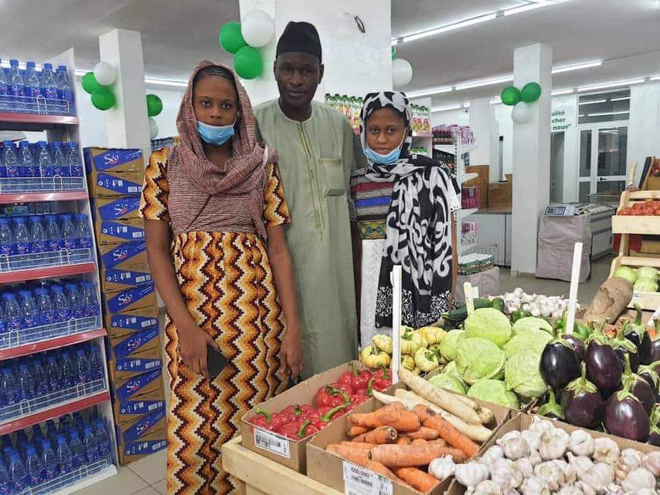 SenchanTouba's tweet photo. Le ministre Thierno LÔ PCA de SEN TER faisant ses courses avec sa famille à SENCHAN.

Merci pour votre visite Mr le Ministre 🙏🏽

Senchan autant plus !
Bu gënul du yées !
#Senchan https://t.co/5Vm7n7edbk