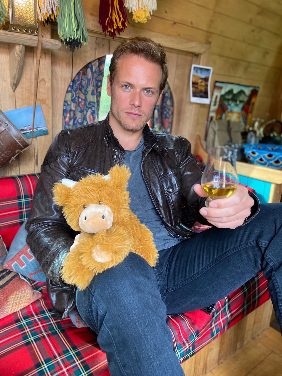 Thursday was also Christmas Eve and Sam delighted us with a Merry Christmas wish from him "coo" us! Pun game on point as always, Mr. Heughan! #SamHeughan  #TheHighlandCoo Sam's IG and TW