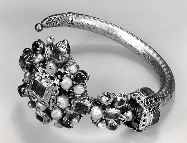 10 - 1 - Head Ornament (18th–mid-20th century, city: Fez, Tetouan or Tangiers) (link:  https://www.metmuseum.org/art/collection/search/451813)