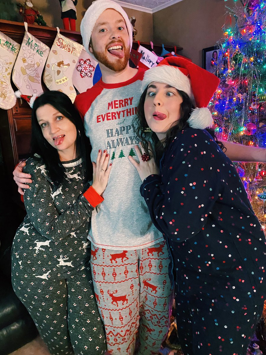 ShelbiCopain's tweet photo. "The best of all gifts around any Christmas tree: the presence of a happy family all wrapped up in each other." ⠀
⠀
🎁✨💕⠀
• • • ⠀⠀⠀⠀
#December24 #25DaysOfFitmas #Christmas Eve https://t.co/TurGYfXwpo