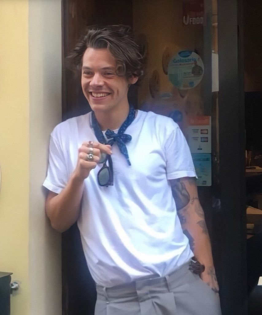 7Osharry's tweet photo. Harry in Italy is one of the best Harrys https://t.co/p9VOSHbdxG