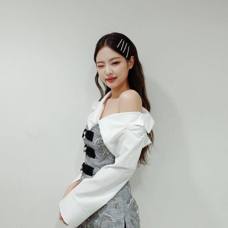 CHERRYRVS's tweet photo. 솔로̒  ❍ ˒˒ @m. e ꜜ 𝐦𝐲 ♡# __ ,, s ǝ l f  * 𝖆 .𝚗𝚍 #i ⭑ ⸃⸃ 𝗌𝗁𝗂𝗇 · ning づ : : solo .ᐟ   « #SIA_DEBUT + #SIA_BIRTHDAY »

en arrivant al debut de @SIA_OFIICIAL para darle ánimos ¡estaré en el escenario teloneando su debut! nos vemos, hermosaa 🌷 https://t.co/kkDHkkooNt