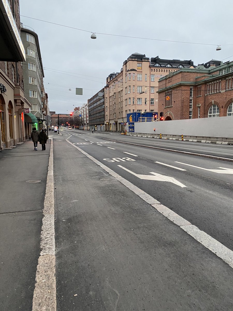 Miljoonia - taisi olla 17 milj. euroa - maksanut Hämeentien remontti Helsingissä on valmis. Sanoivat, että strategiana on saada kansa kävelemään ja pyöräilemään. Piti tulla viihtyisä bulevardi. Tämä neuvostoprospekti lienee siis vain näköharha.