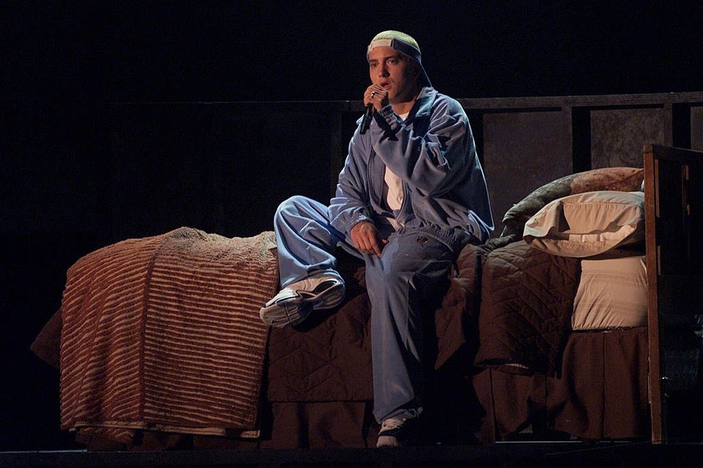 2001-2003: is the peak of his bandannas and durags. This is where he wore his oversized clothing. Def my favorite era of Em. He also added glasses 