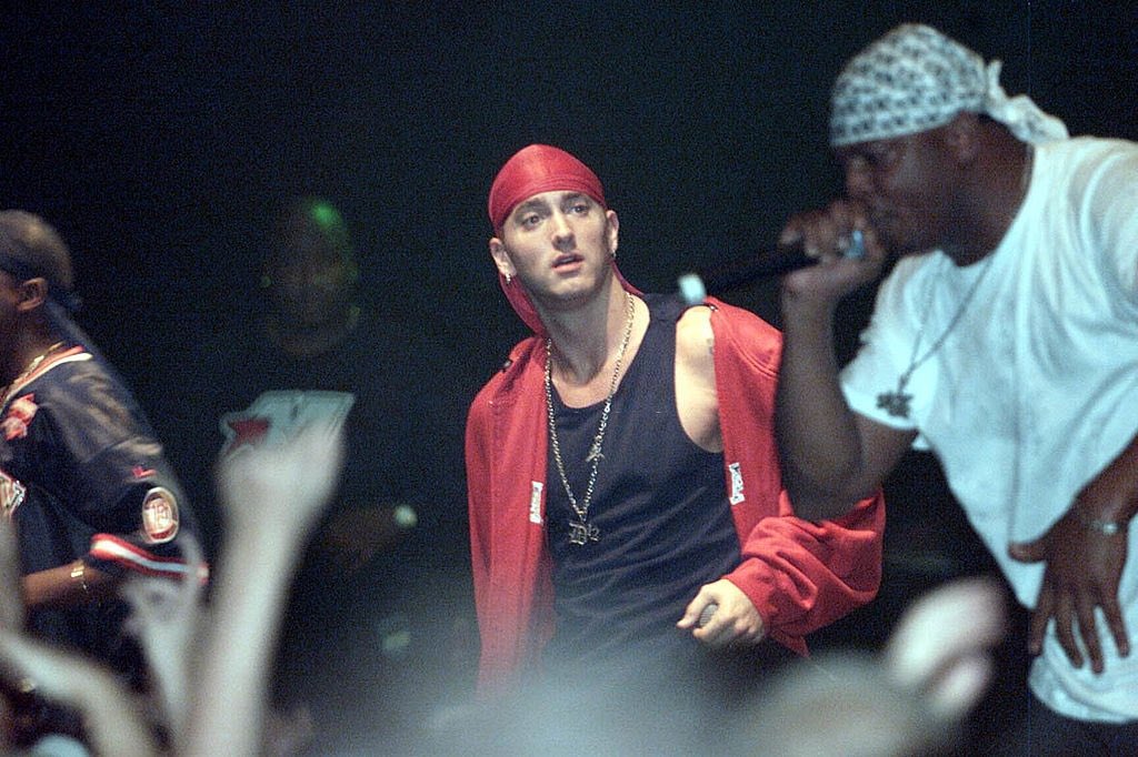 2001-2003: is the peak of his bandannas and durags. This is where he wore his oversized clothing. Def my favorite era of Em. He also added glasses 
