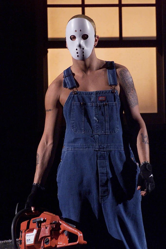 2001-2003: is the peak of his bandannas and durags. This is where he wore his oversized clothing. Def my favorite era of Em. He also added glasses 