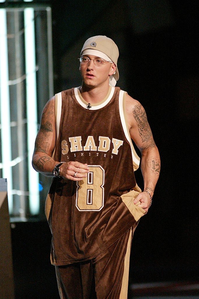 2001-2003: is the peak of his bandannas and durags. This is where he wore his oversized clothing. Def my favorite era of Em. He also added glasses 