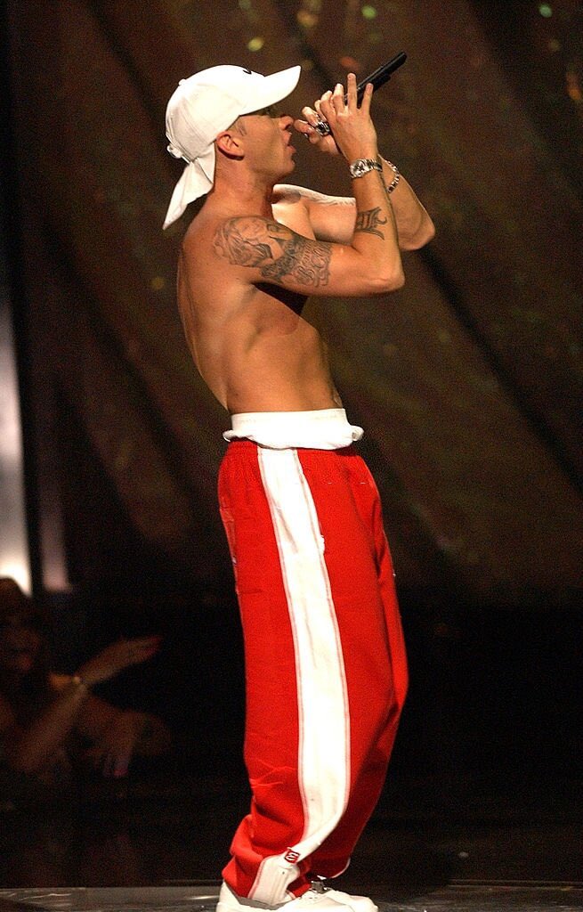 2001-2003: is the peak of his bandannas and durags. This is where he wore his oversized clothing. Def my favorite era of Em. He also added glasses 