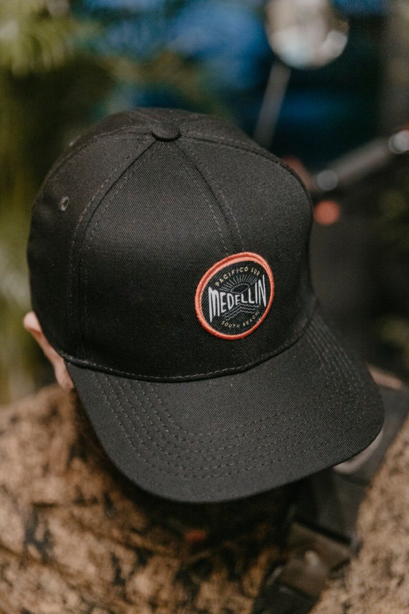 sur_pacifico's tweet photo. Estrenando la gorra de Medellín South Beach / 60k más el envío.🧢
.
Pedidos al DM 🔥
📸 @estefa.hm
.
#caps #snapback #gorras #merch #medellin #medello #reggaecolombia #reggaecolombiano #reggae #reggaemedellin https://t.co/qXbGqEWF2V