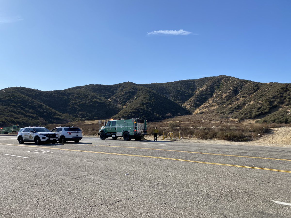 #BREAKING #glenhelen #pitmanfire a 40 acre brush fire is burning in the hills of Glen Helen