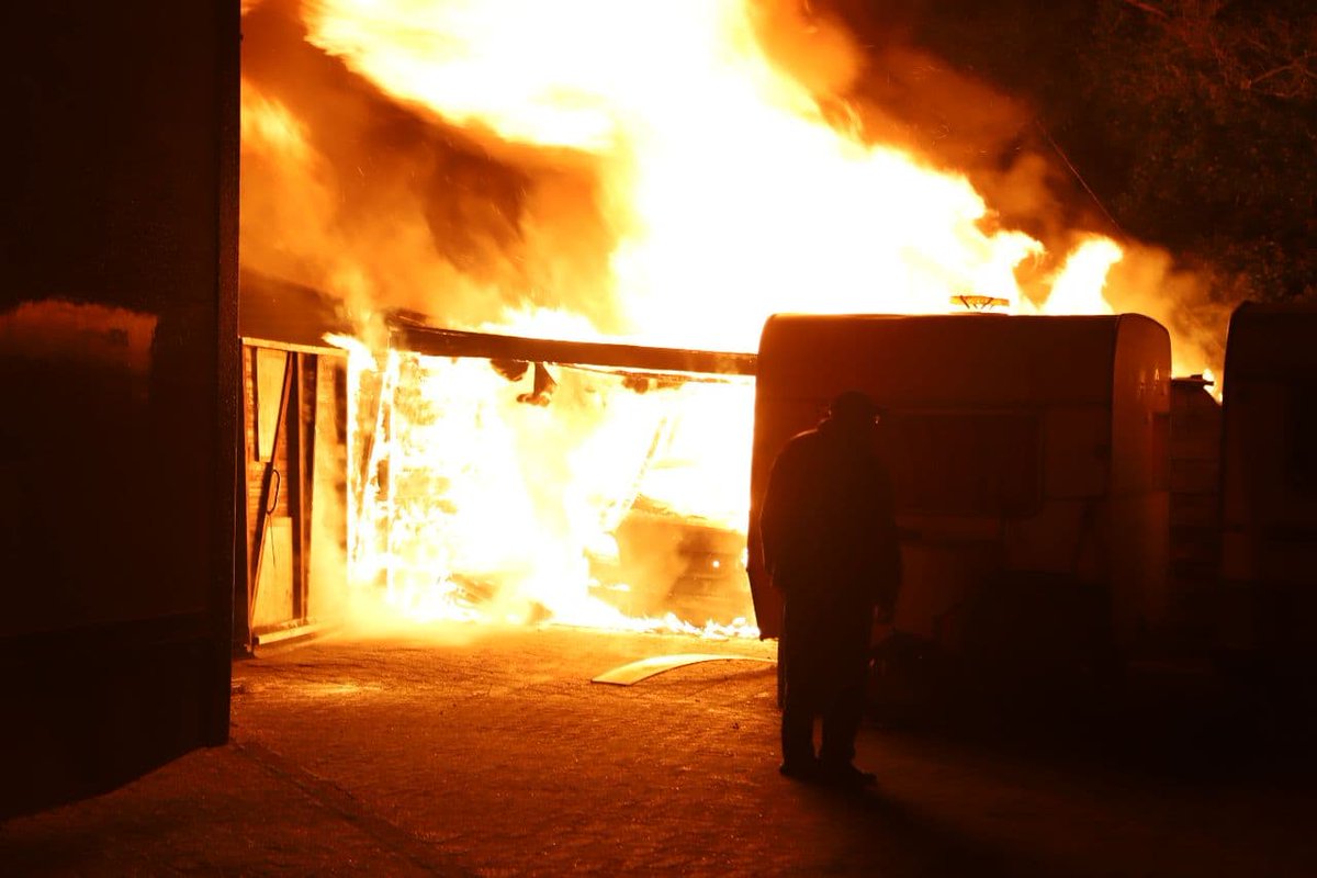 Schuur verwoest door uitslaande brand in Rottevalle - #Friesland -..