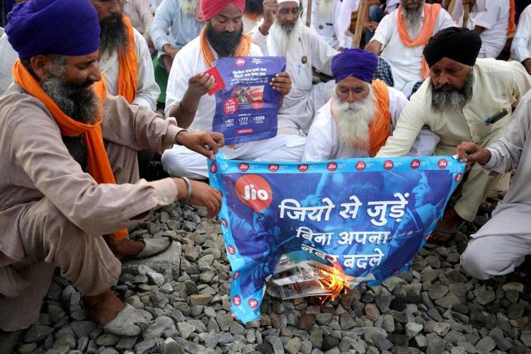 We hope our article has relevance for policy debates, incl the controversial Sept 2020  #FarmActs that removed price supports in agro markets and sparked the massive  #FarmerProtests in India, as protesters see state-biz link and express fears of exploitation by ‘corporates’. 7/