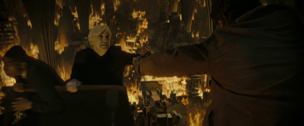 _amantedelcine_'s tweet photo. Siamo passati da Harry che rifiuta la mano di Draco, ad Harry che porge la mano a Draco per salvargli la vita.
#HarryPotter 
#harrypottereidonidellamorteparte2 https://t.co/picDgSgbhs
