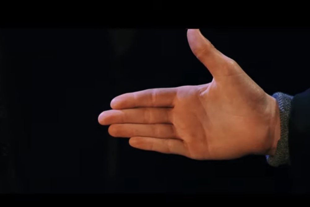 _amantedelcine_'s tweet photo. Siamo passati da Harry che rifiuta la mano di Draco, ad Harry che porge la mano a Draco per salvargli la vita.
#HarryPotter 
#harrypottereidonidellamorteparte2 https://t.co/picDgSgbhs