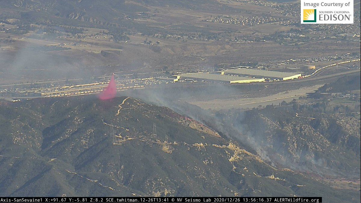 #PitmanFire (#CajonPass, San Bernardino Co) - Looks like the fire is holding within retardant + the road @ the top of the ridge, much less smoke, this is my final update unless something drastically changes.