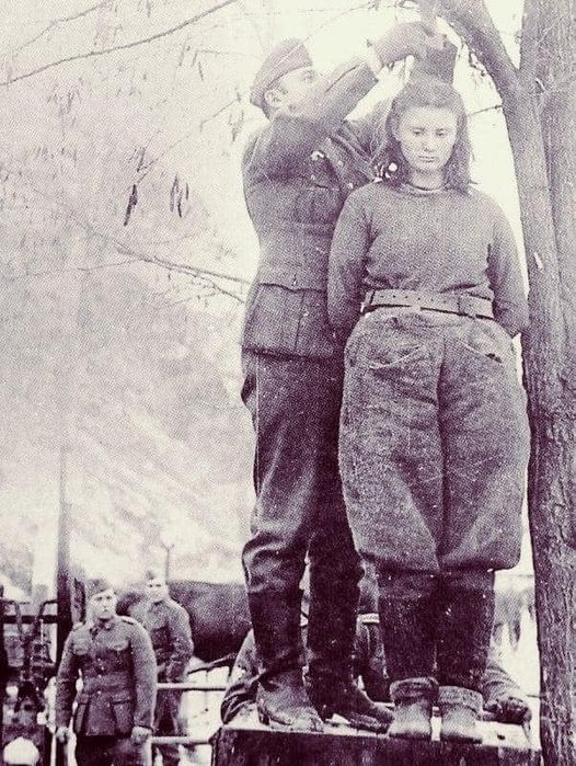outsidersesp's tweet photo. LEPA RADIĆ.
Era febrero del 1943. Tenía 17 años.

Mientras sus captores le ataban la soga le ofrecieron una salida de la horca si revelaba las identidades de sus camaradas y líderes.

Ella respondió: "No soy una traidora. Sabrán sus identidades cuando vengan a vengar mi muerte" https://t.co/WVBw4e9tU6