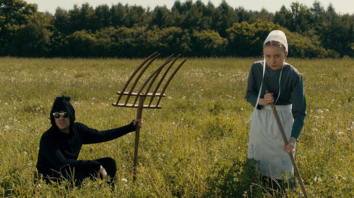 sarah_ispale's tweet image. schitt’s creek screencaps as famous paintings, a thread:

1. American Gothic (Wood, 1930)