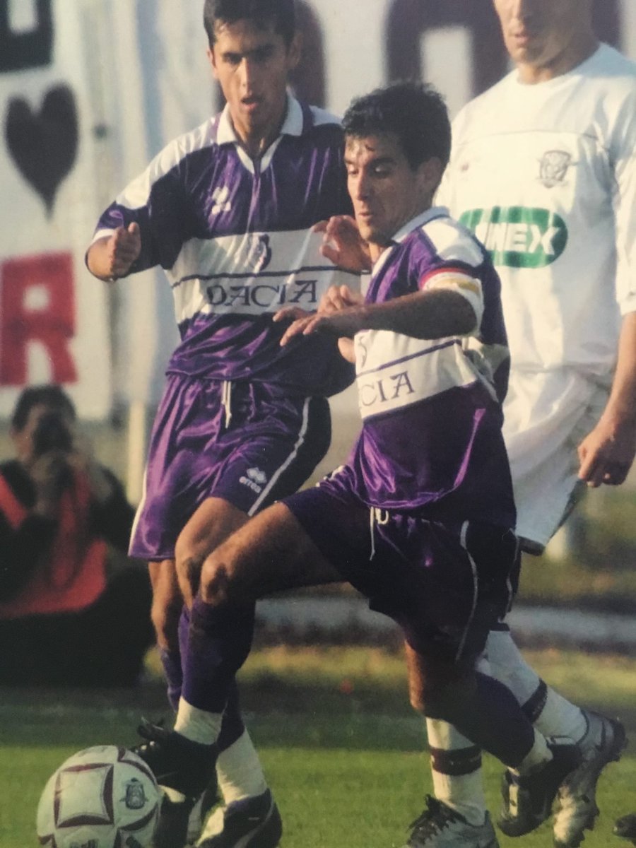 Fotbal_Romania's tweet photo. Directorul sportiv al Concordiei Chiajna și dâmbovițeanul cu banderola de căpitan la FC Argeș în perioada anilor 2000, tatăl a doi fotbaliști, unul internațional, Cristian Bălașa împlinește 48 de ani. #chindia #fcarges #liga1 #romania #fcfarul #uefa #concordia https://t.co/qADRoujKJy