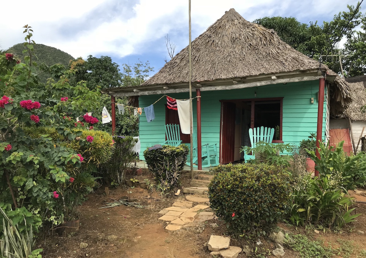 emilylarkin70's tweet photo. Colorful farmhouse in Vinales, Cuba. :)
#wanderlust https://t.co/aAqxo9xOKc