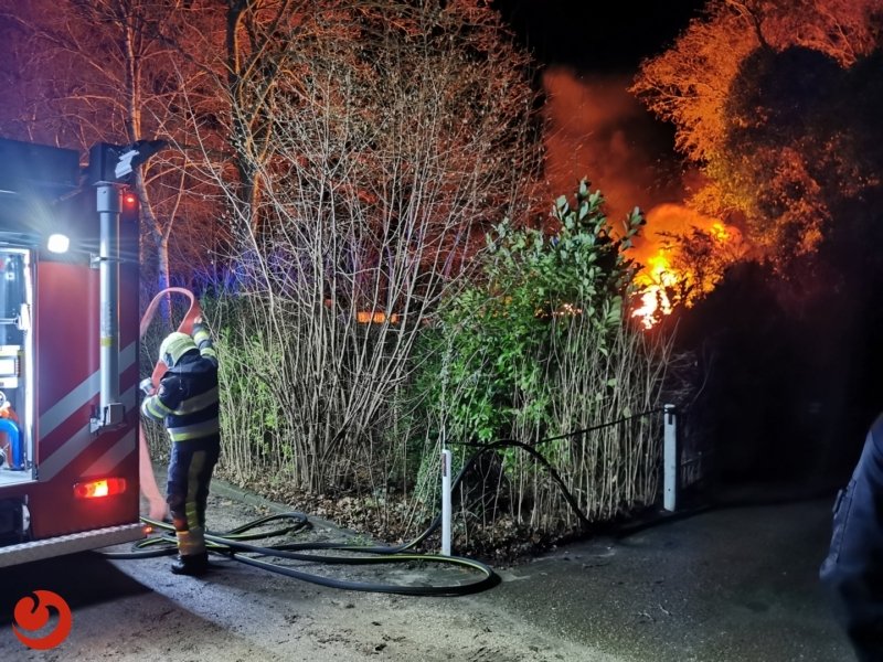 Felle uitslaande brand in schuur met auto's
