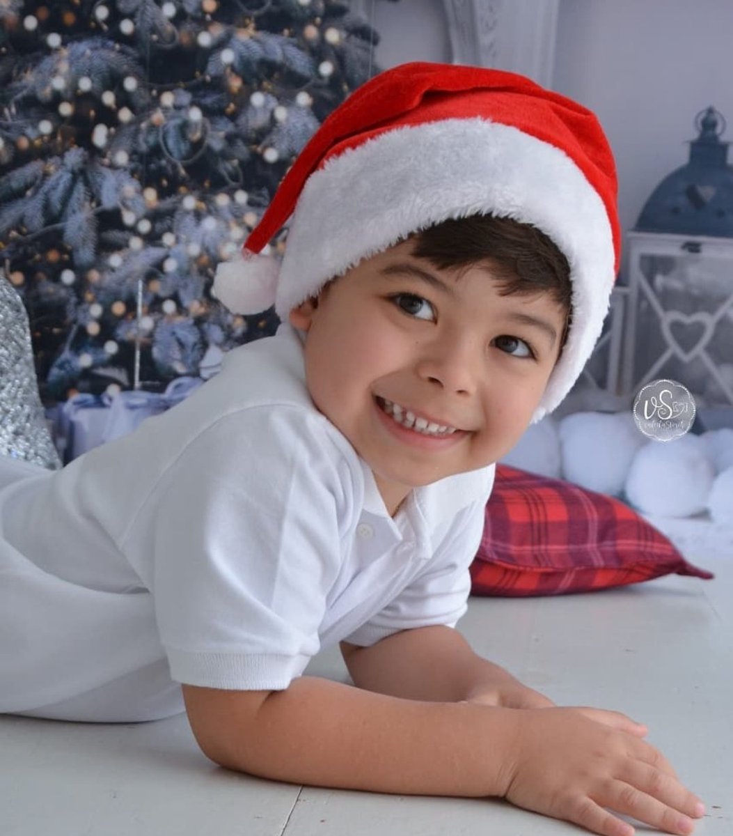 helltothejones's tweet photo. o piquitinho ta mais animado do que qualquer um pra festa de natal https://t.co/utR0VT8Yaa