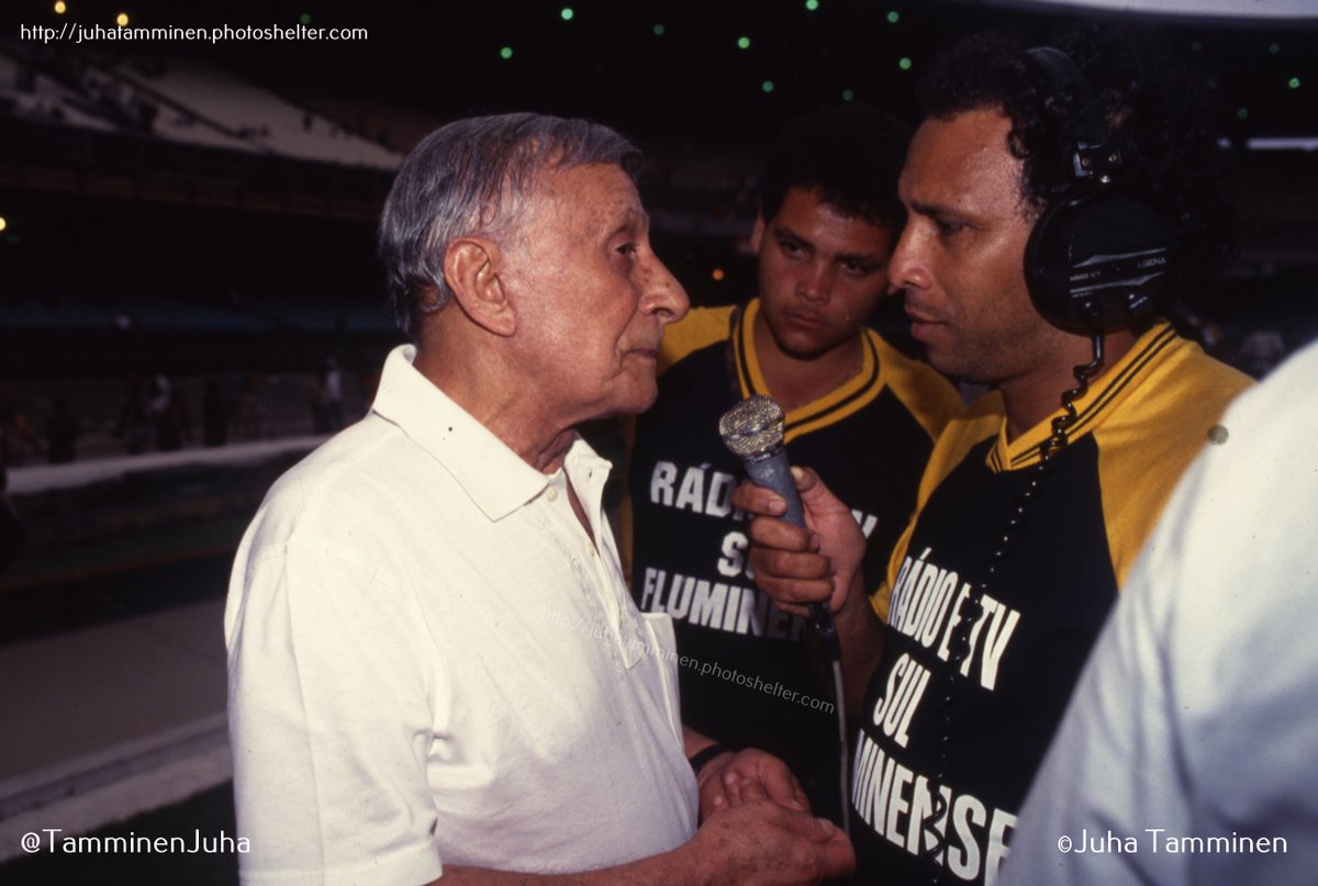 TamminenJuha's tweet photo. Emil Pinheiro no Maracanã, só não sei de quando é a foto, mas faz uns 30 anos. #EmilPinheiro #Botafogo @BotafogoRetro @MuseuBFR @Botafogo https://t.co/5bTk8VyFjo