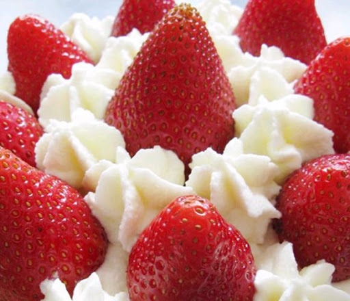 adeleflorit's tweet photo. fuente  de fresas con nata hacia donde estaba el griego. 

Adèle por su parte le tendió una bolsa donde estaban envueltos los otros dos regalos. 

- ¡Feliz Navidad Mydas! 

------------ @TWCFVCES ------------ https://t.co/N9OuezQBzx