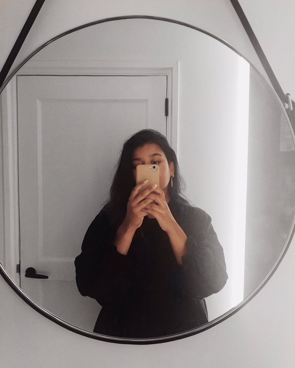 vanrooijlaure's tweet photo. On the second day of Christmas all I post online, is me —  in a bathroom selfie. 🎶 #christmastradition #Christmas2020 https://t.co/9XSySG8ISX