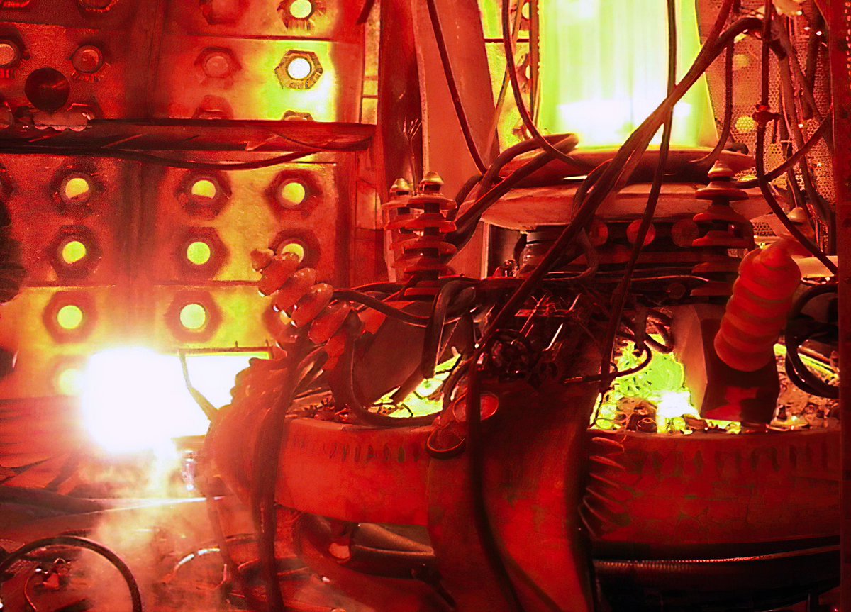 #TwelveDaysOfTARDISInteriors day 3Doctor Who and the Paradox MachineFor the last episode of series 3 the Master constructs a complex arrangement of caging and cables as well as giving the control room a lovely red lighting makeover!