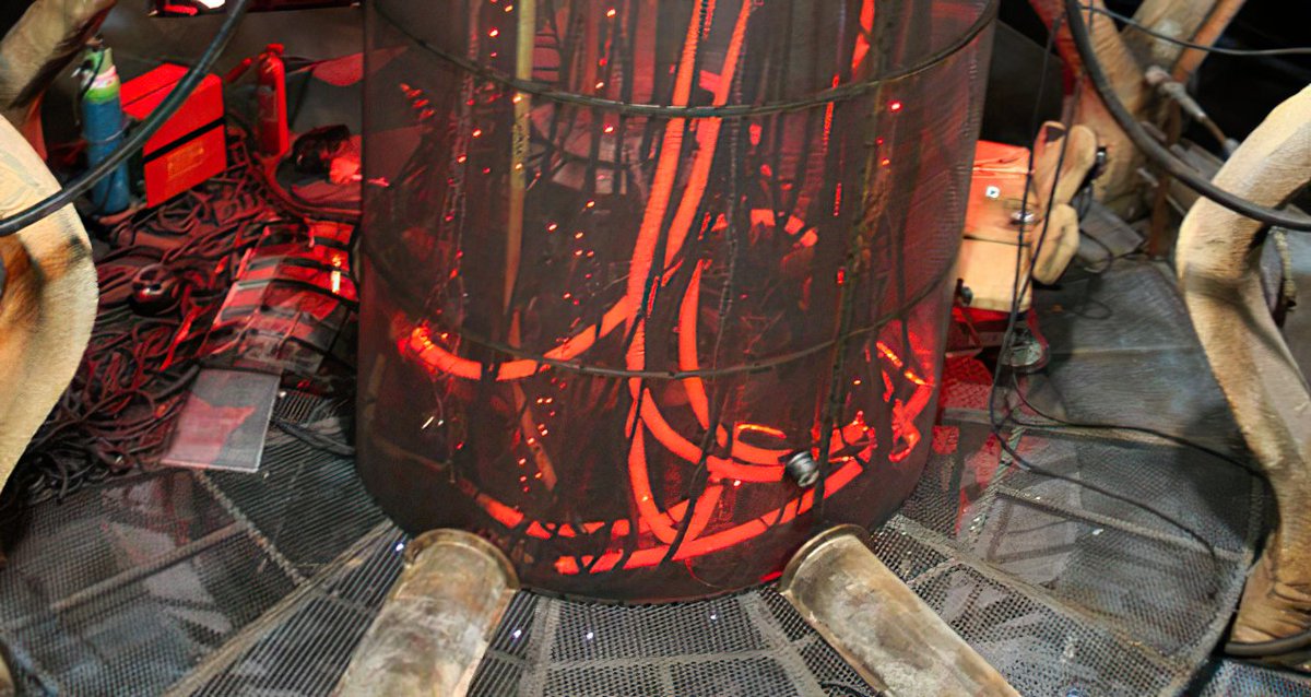  #TwelveDaysOfTARDISInteriors day 3Doctor Who and the Paradox MachineFor the last episode of series 3 the Master constructs a complex arrangement of caging and cables as well as giving the control room a lovely red lighting makeover!