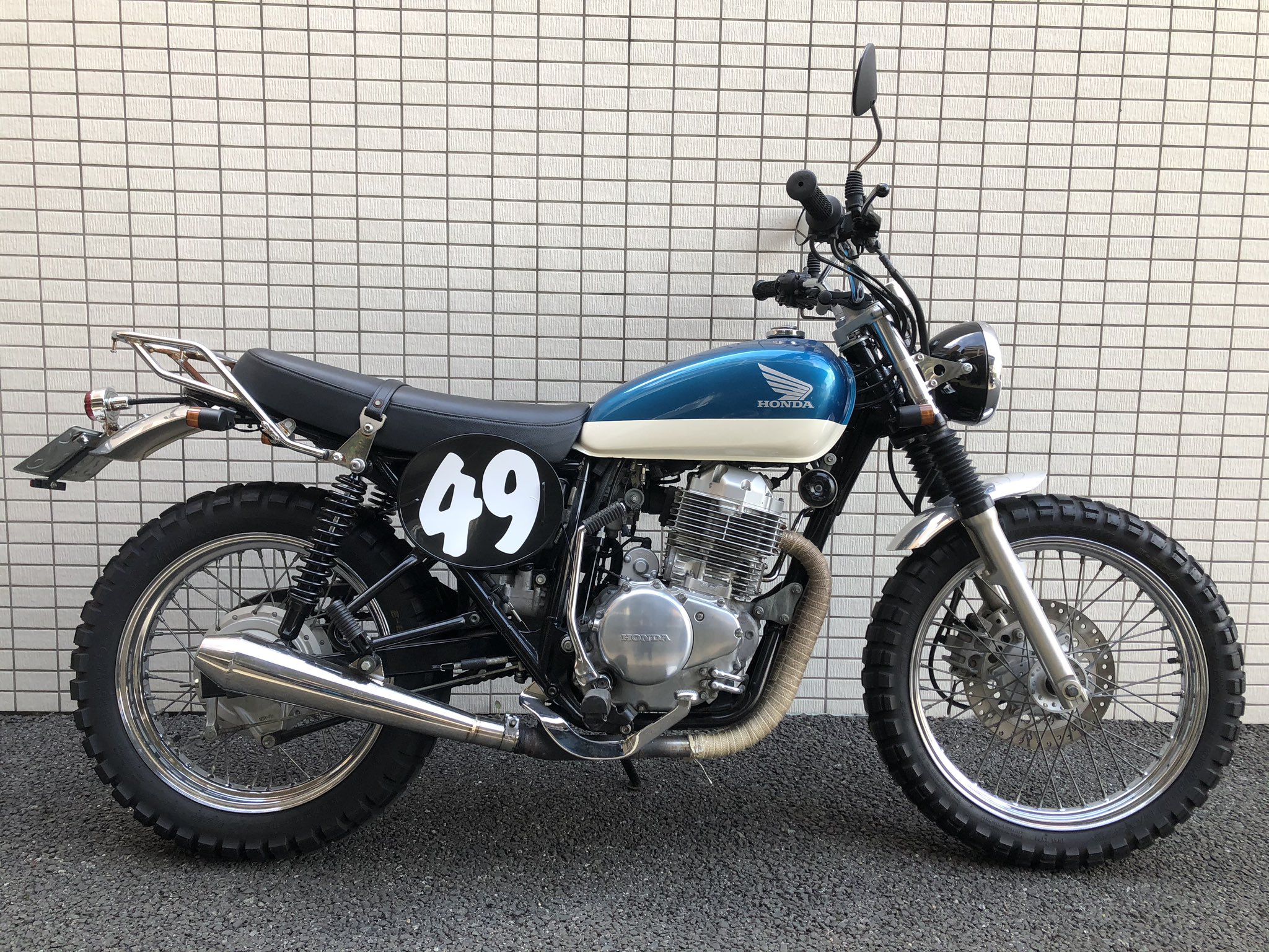 SR400 500アルミ オーバル ゼッケンプレート サイドカバー スクラン