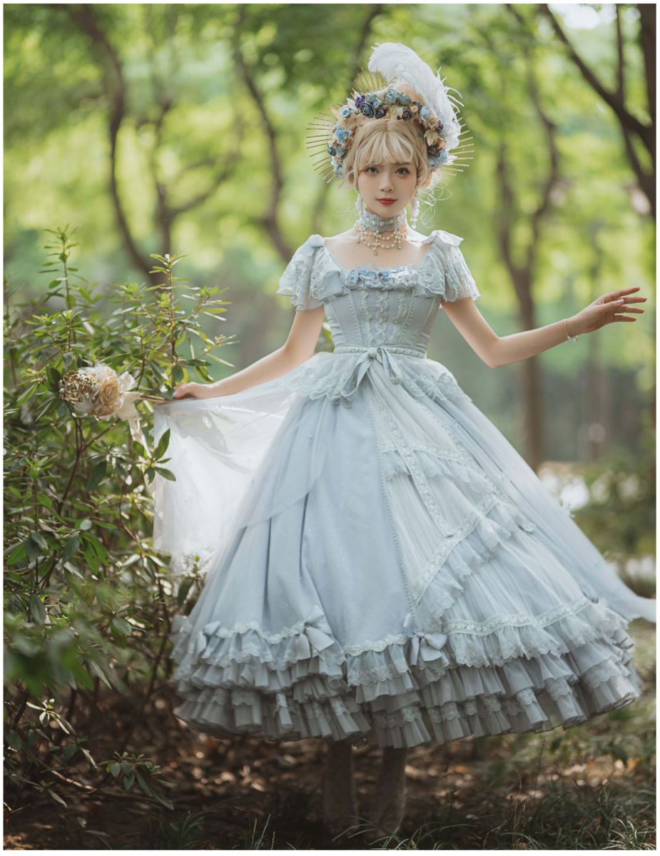 九条ゆかり Roses On The Roof こちらも Faeriesdaffodil の新作で ここのはシンプルさもあって ある意味 ロリィタというより普通に豪華なドレスだね こういうのはやっぱり人気がある 白はもうウェディングドレスね 白よりブルーのほうがだいぶ高い