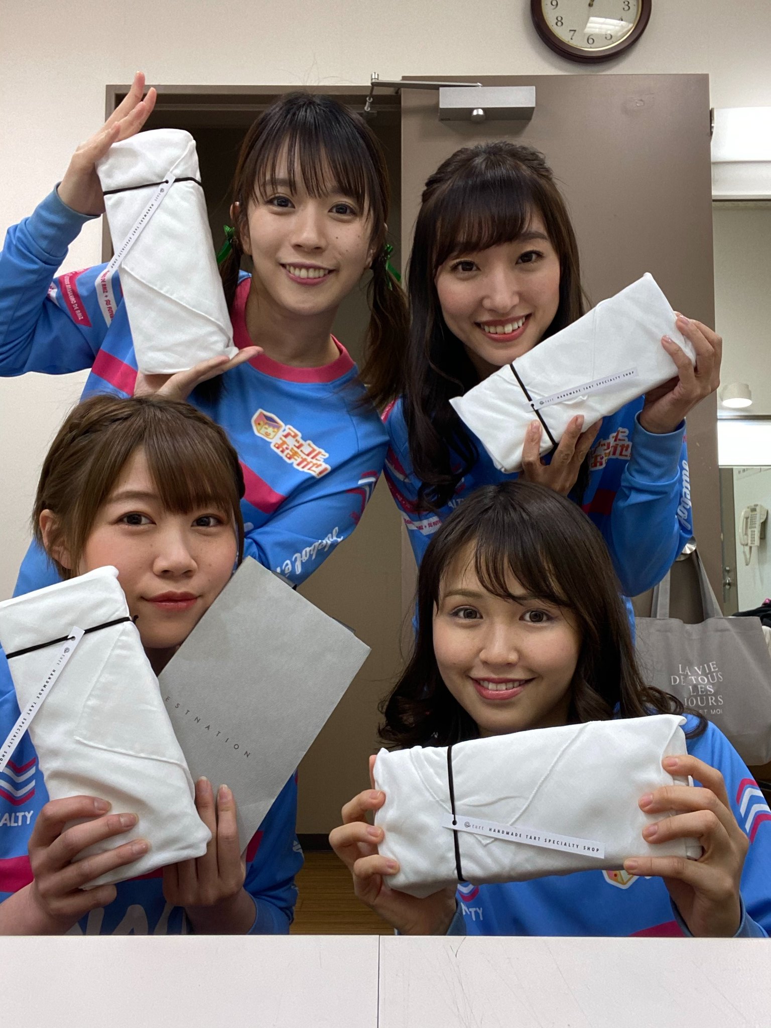 山口百恵 On Twitter アッコにおまかせ生放送2020年もやりきりました なかなかアシスタント が写ることもなくなったけどみんな裏でがんばってます 来年もアシスタントメンバーみんなを宜しくお願いします アッコにおまかせ アシスタント ホリプロ Https T Co