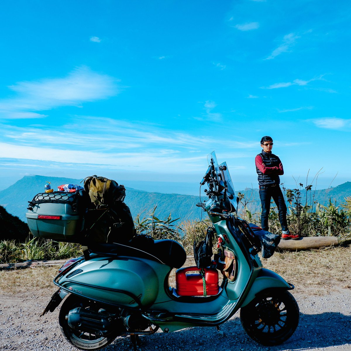 ArtyClassic's tweet photo. อย่าทิ้งความฝัน เพียงเพราะไม่มีใครไปเป็นเพื่อน.📷🛵🌄⛰🍃☁️🌀❄
#vespasprint #ภูทับเบิก #ธรรมชาติบำบัด🍃 
#ทะเลหมอก #ผาหัวสิงห์ #vespaพาเที่ยว 
#เที่ยวไทย #วิวหลักล้าน https://t.co/dkRHUGd2vA