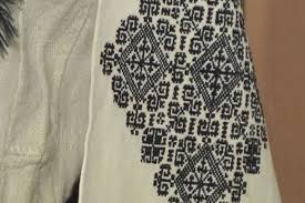 Border or outline patterns were often done in repeating S or Z shaped curves called mrka kuka (dark hooks) or krivujica (squiggles). Larger ornaments, for the bodice or sleeve, included đulići (rosebuds), ognjilo (the firesteel), kolo (the ring, technically a rhombus)