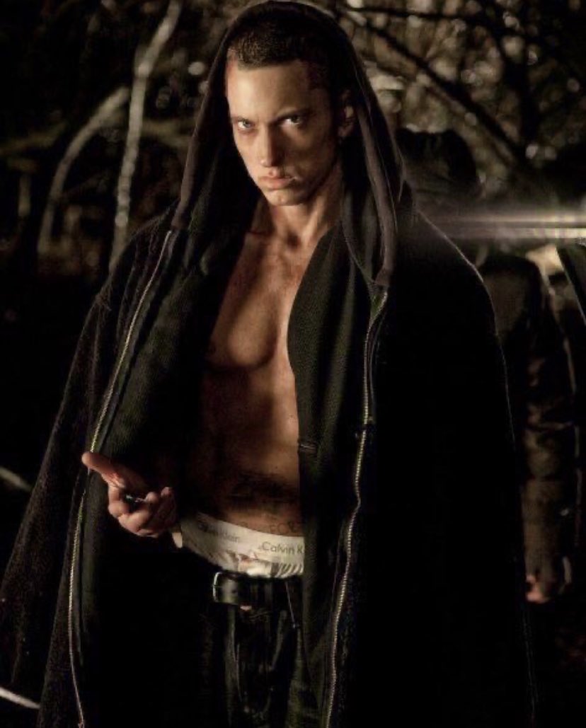 2009: he was getting cleaned up and switched up to black hair and just baggy clothing. He wore more hats and beanies now and no more earrings or durags.