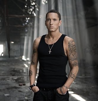 2009: he was getting cleaned up and switched up to black hair and just baggy clothing. He wore more hats and beanies now and no more earrings or durags.